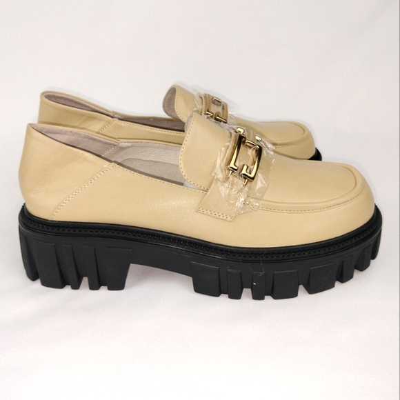 🆕 Lattelier Chunky Sole Faux Leather Loafers w/ Gold Toned Chain detail (Beige) - Picture 5 of 11